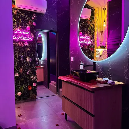 L'arene Des Plaisirs - *